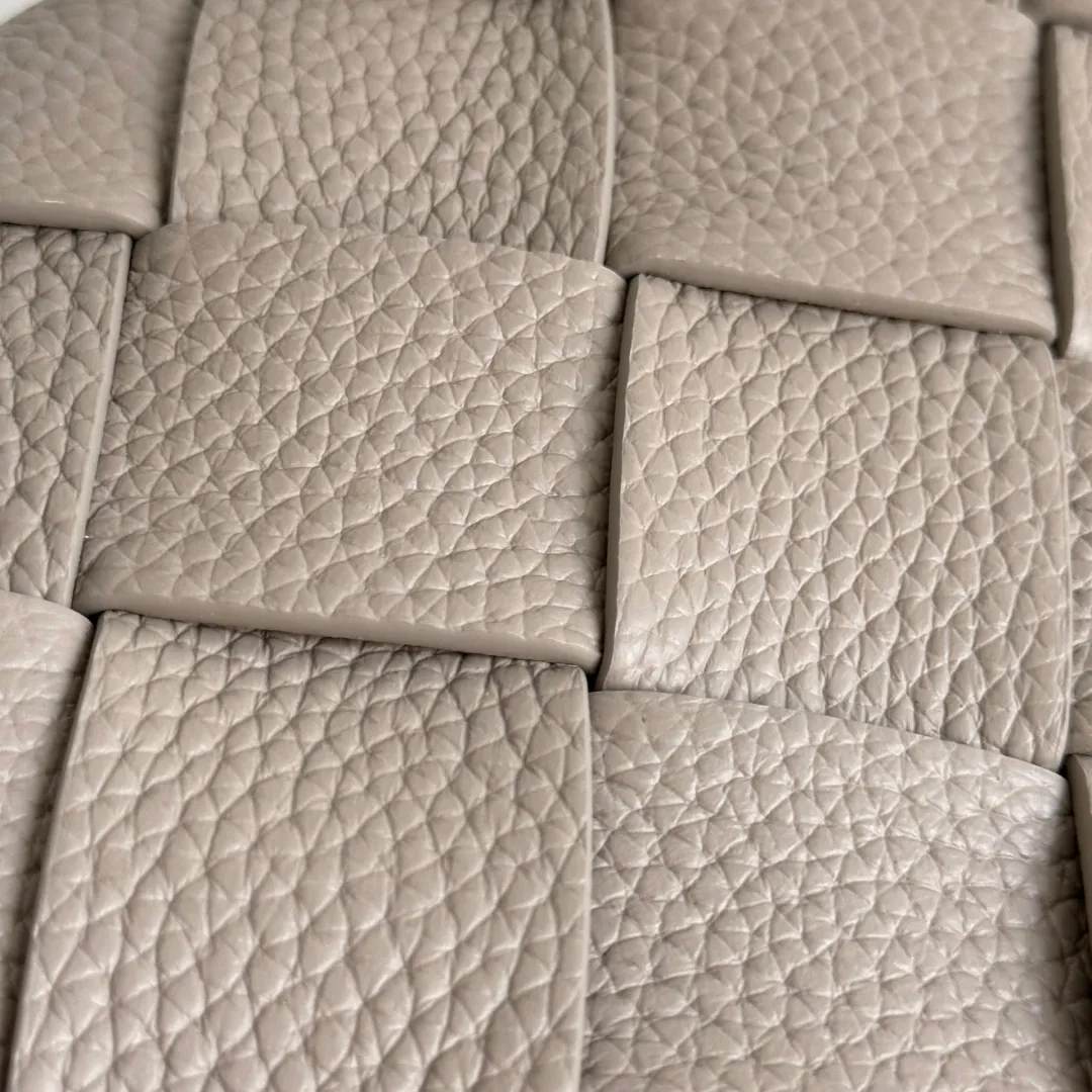 Batch 1720 BOTTEGA VENETA Bottega Veneta's 2025 new product Diago zipper backpack, a new summer bag [circle] This new men's crossbody bag is made of high-quality calfskin, with a natural texture as a whole. The gloss of the bag changes at any time with different lights. This seemingly simple bag is very attentive to details. , it must be carefully handmade to achieve this effect. The calfskin leather is delicate and soft, and it is particularly comfortable to carry close to the body. It also comes with a large zippered compartment and an open lining. When you go shopping and travel, having such a light and soft small bag can free your hands, reduce the burden of travel, and make you happier. Style number: 837112 Size: 25*15*5cm